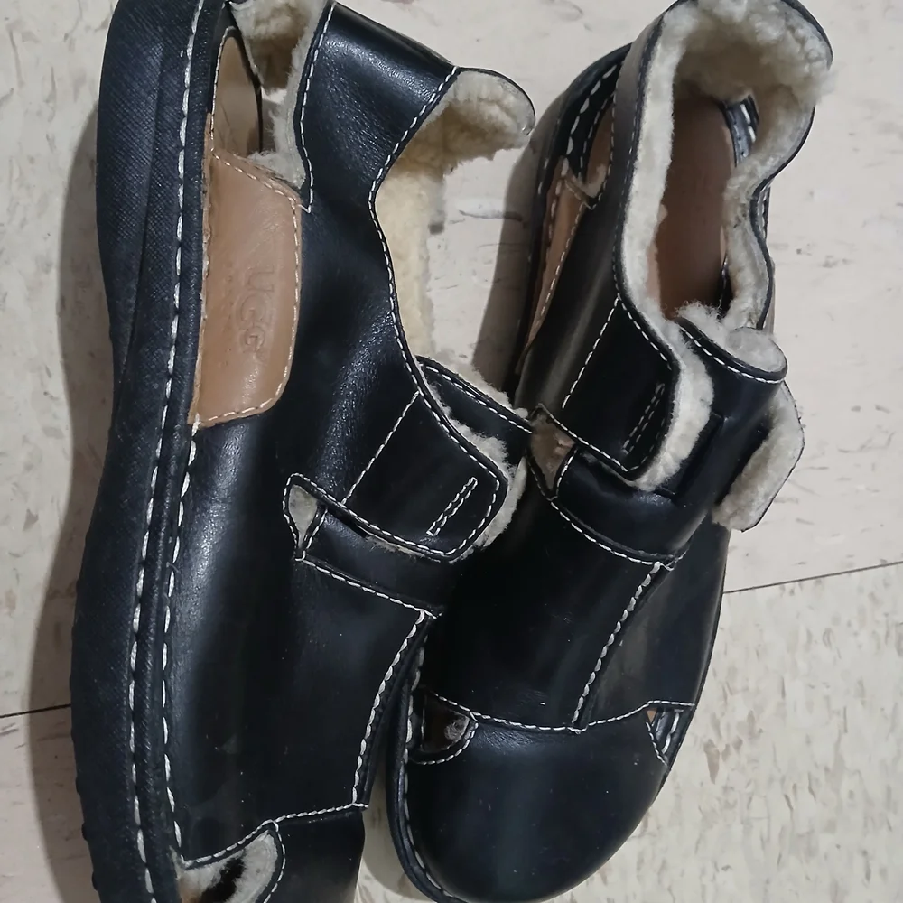 UGG Tan and Black Footwear sheepskin lining